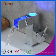 Self-Power 3 Color LED cascada de latón de agua del grifo de agua (QH0615AF)